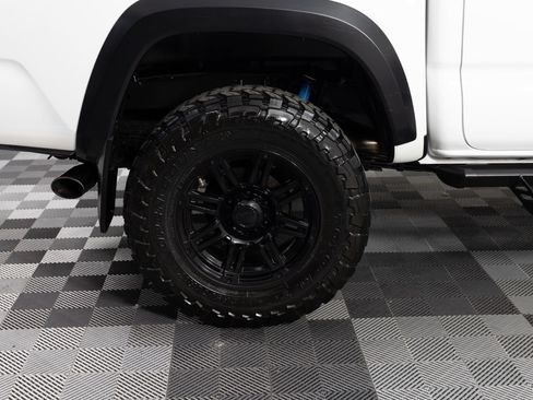Used 2017 Toyota Tacoma TRD Off-Road w/ Premium & Technology Package AWD/4WD image 38