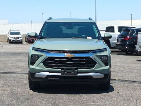 Used 2025 Chevrolet TrailBlazer LT AWD/4WD image 3
