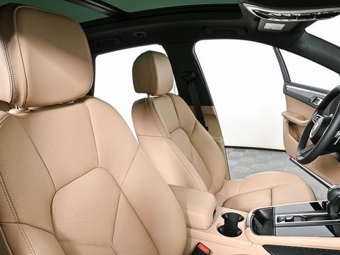 Certified 2025 Porsche Macan AWD image 22