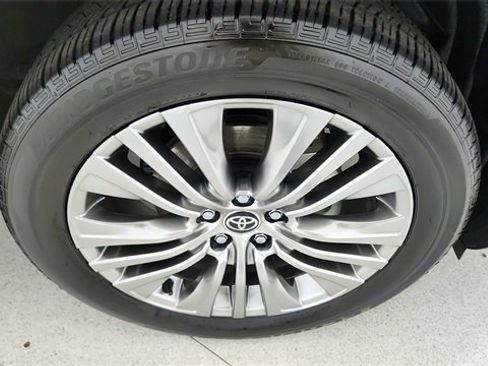 Used 2023 Toyota Venza Limited image 57