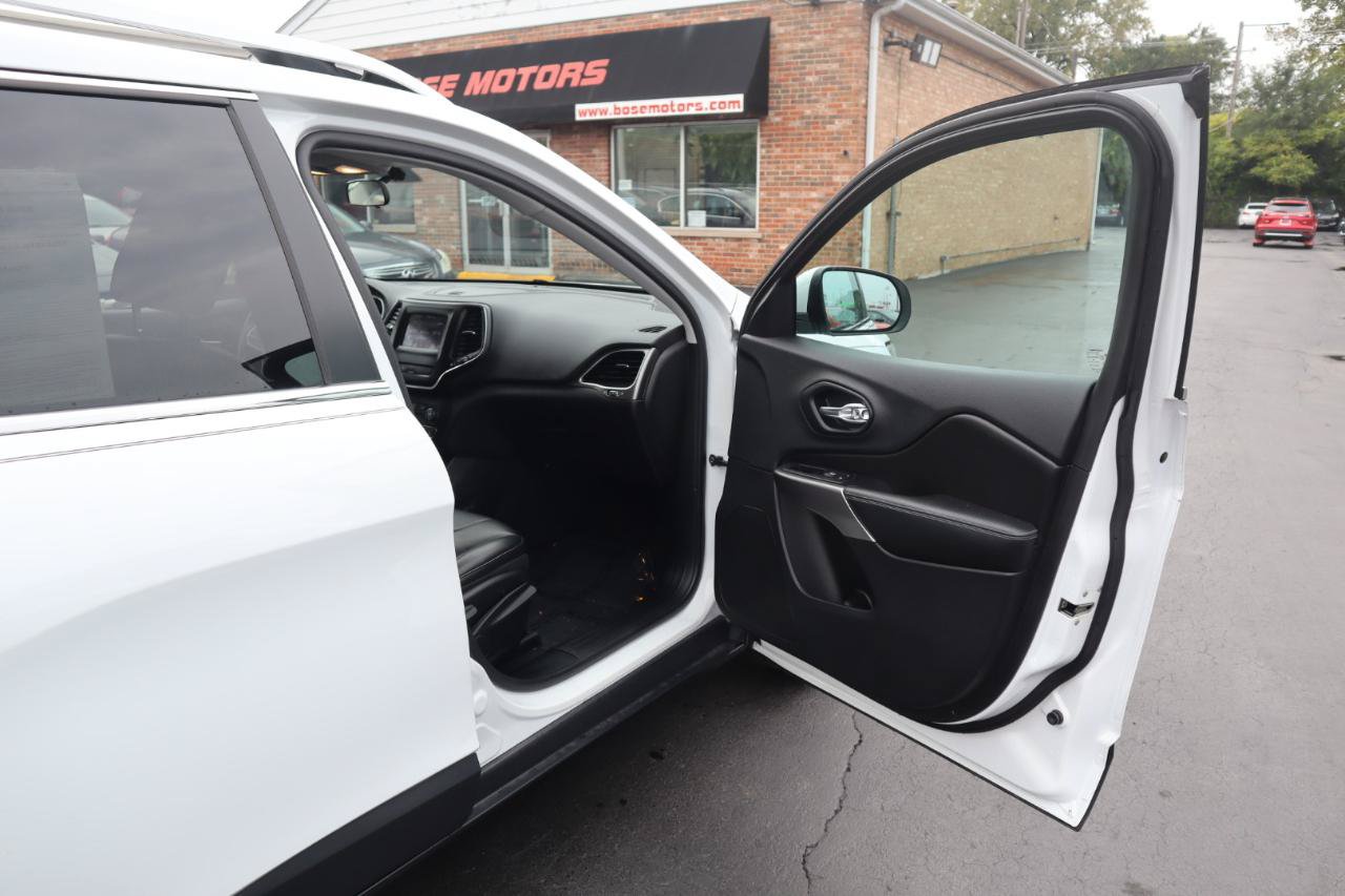Used 2019 Jeep Cherokee Latitude Plus w/ Cold Weather Group FWD image 10