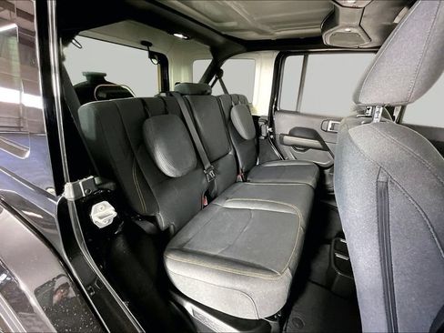 Used 2025 Jeep Wrangler Unlimited Sahara AWD/4WD image 24