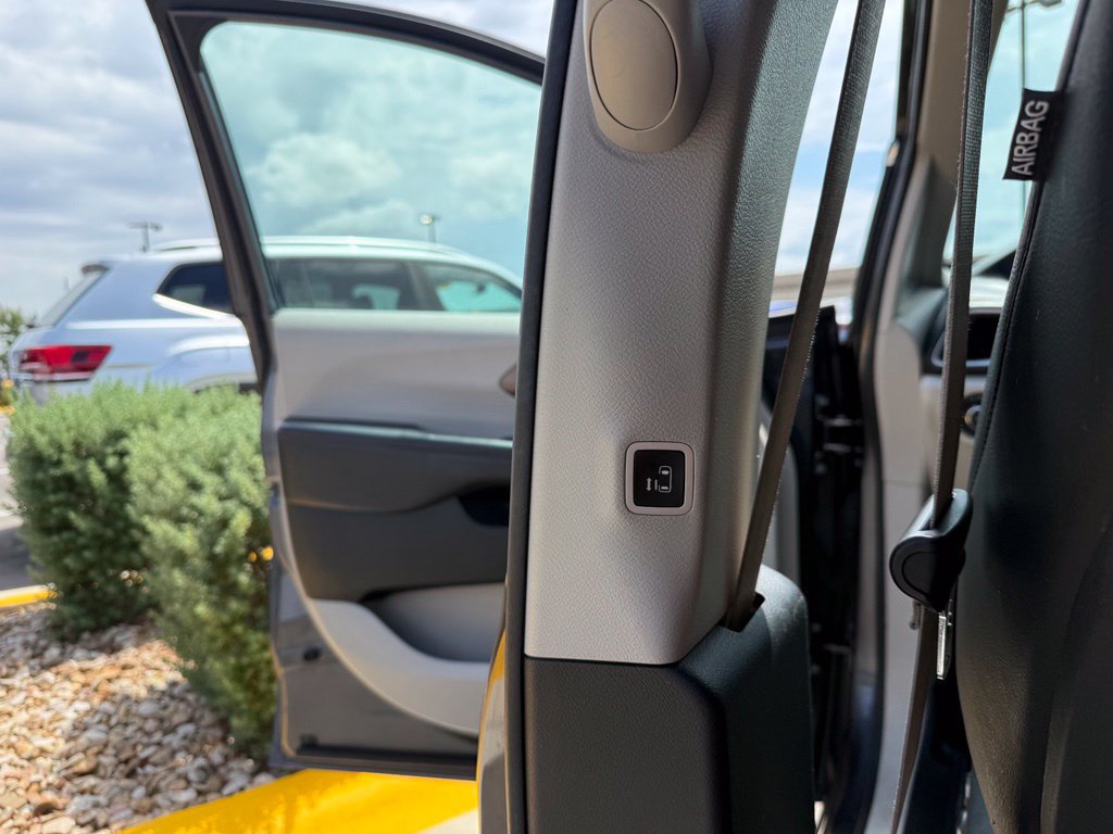 Used 2018 Chrysler Pacifica Touring-L FWD image 20