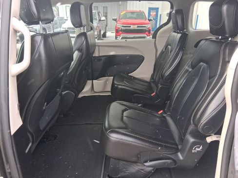 Used 2023 Chrysler Pacifica Touring-L image 19