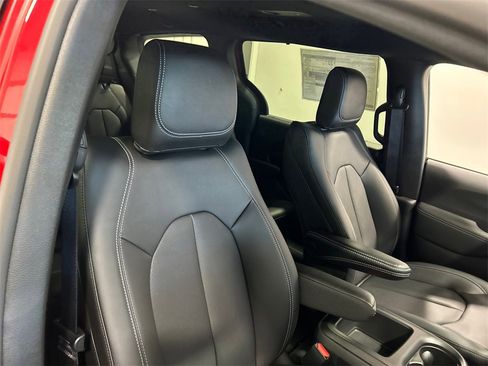 New 2026 Chrysler Pacifica Select image 36
