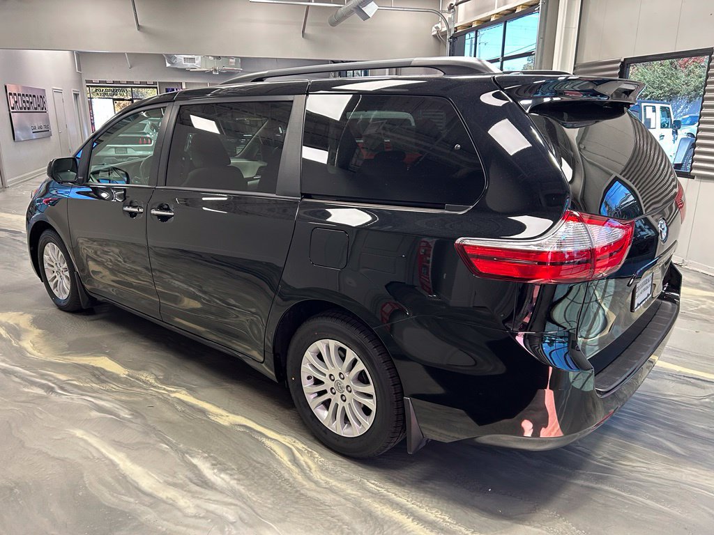 Used 2017 Toyota Sienna XLE FWD image 37