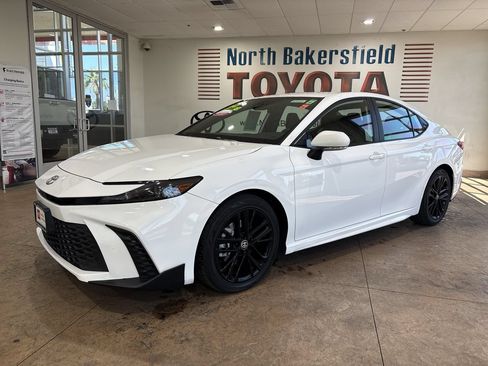 Certified 2025 Toyota Camry SE FWD image 1