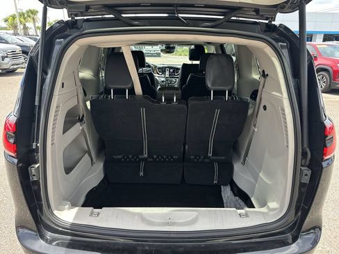 Used 2023 Chrysler Pacifica Limited FWD image 25