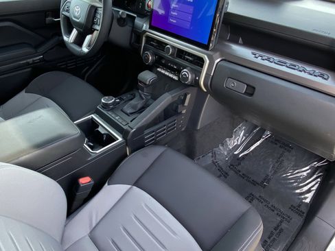 Certified 2025 Toyota Tacoma TRD Off-Road image 9