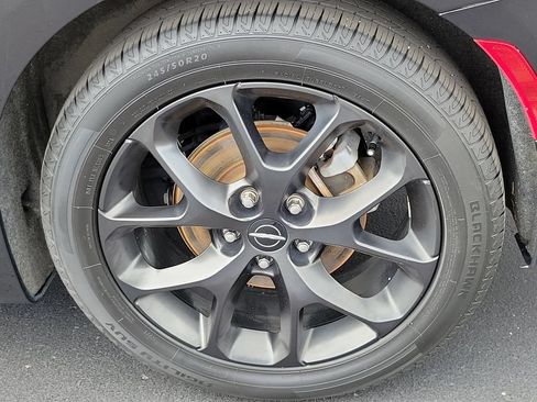 Used 2025 Chrysler Pacifica Limited FWD image 5
