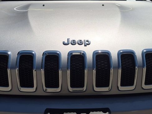 Used 2016 Jeep Cherokee Latitude w/ Comfort/Convenience Group FWD image 9