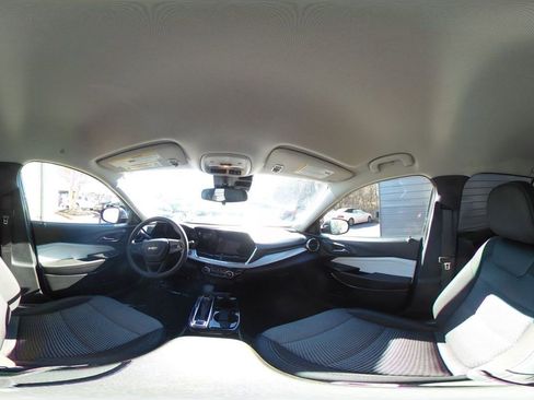 Used 2025 Chevrolet Trax LT image 36