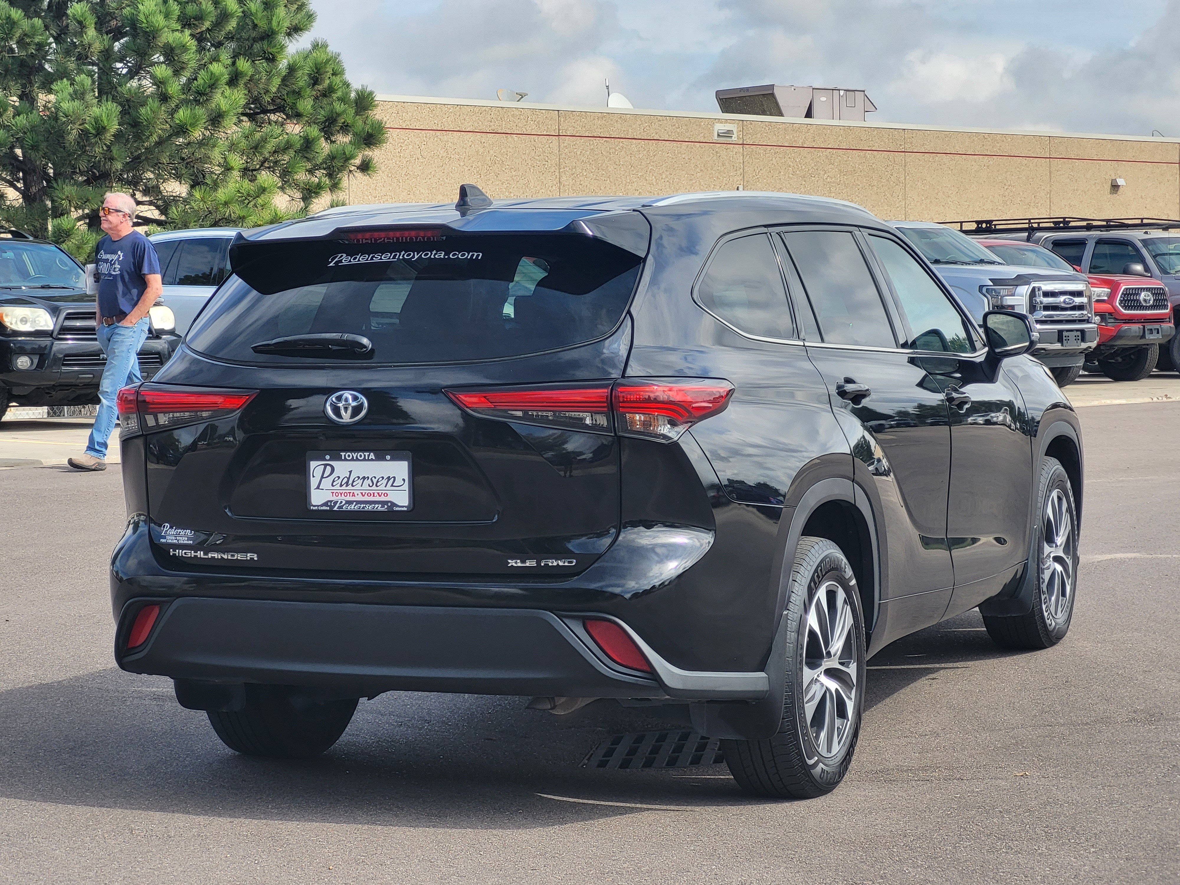 Used 2022 Toyota Highlander XLE AWD/4WD image 2