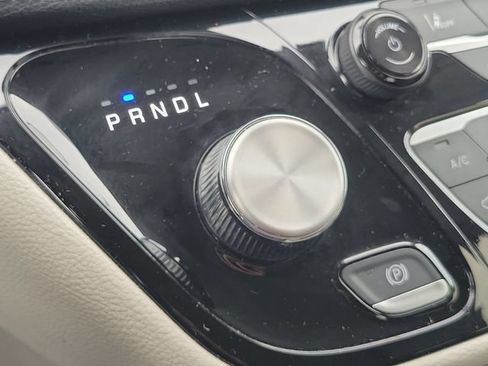 Used 2023 Chrysler Pacifica Touring-L FWD image 31