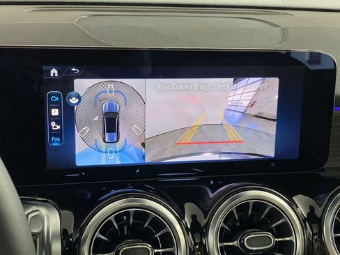 Used 2025 Mercedes-Benz GLB 250 4MATIC image 25