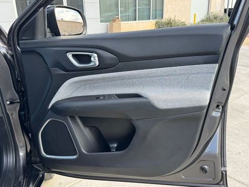 Used 2022 Jeep Compass Latitude image 30