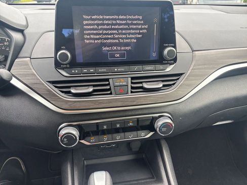 Used 2025 Nissan Altima 2.5 SV FWD image 17
