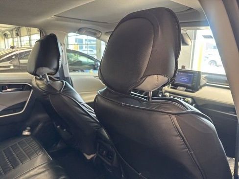 Used 2022 Toyota RAV4 XLE Premium image 9