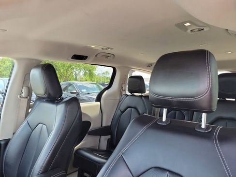 Used 2023 Chrysler Pacifica Touring-L FWD image 26