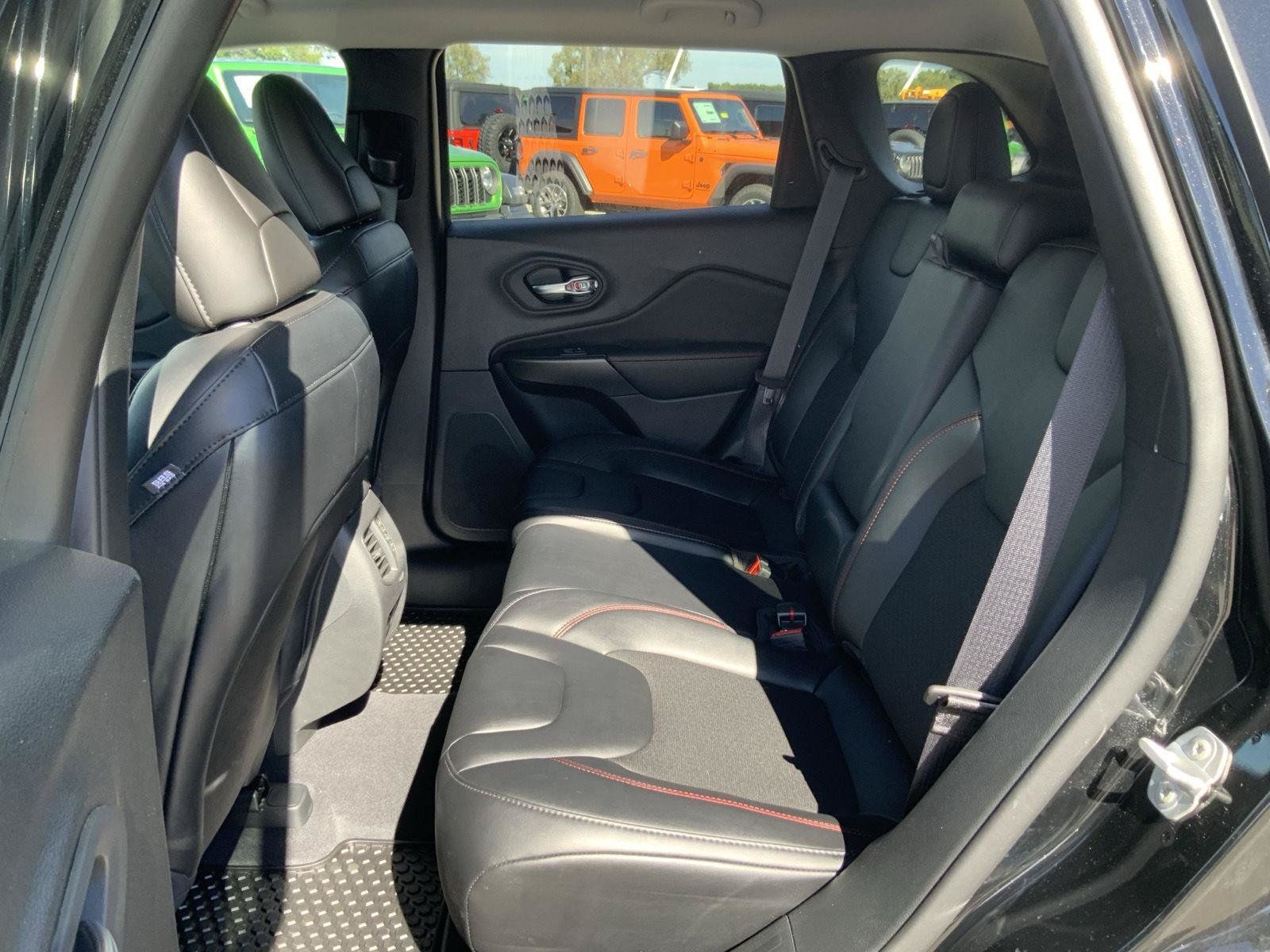 Used 2022 Jeep Cherokee Trailhawk AWD/4WD image 45