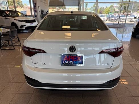 Used 2023 Volkswagen Jetta SE FWD image 4
