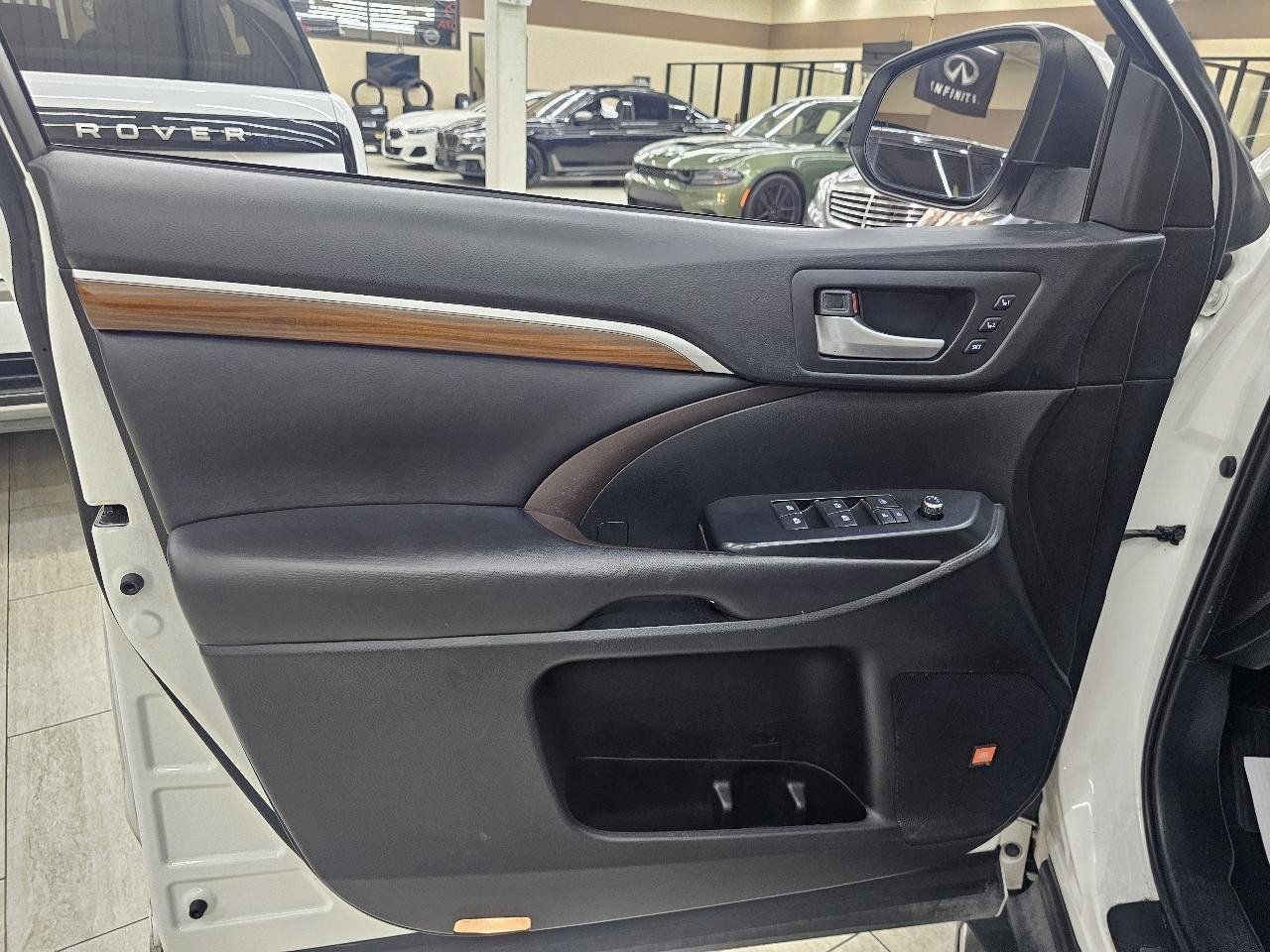 Used 2019 Toyota Highlander Limited Platinum FWD image 40