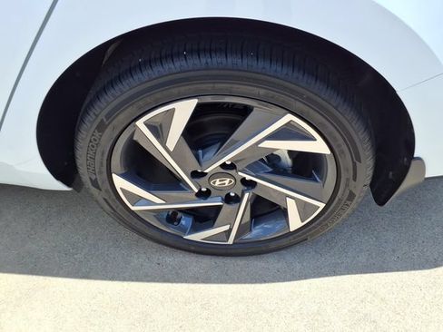Certified 2025 Hyundai Elantra SEL FWD image 18