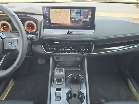 Used 2024 Nissan Rogue SL w/ SL Premium Package image 11