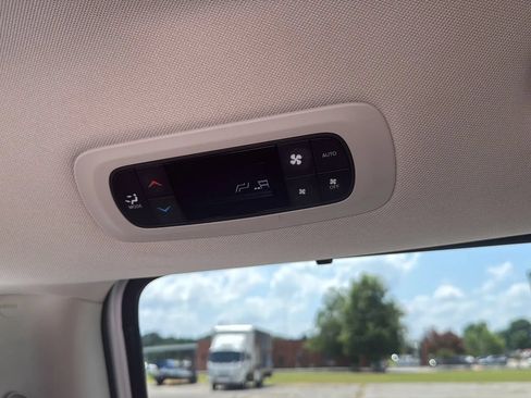 Used 2023 Chrysler Pacifica Touring-L FWD image 16
