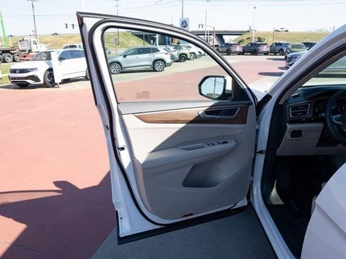 New 2026 Volkswagen Atlas SE image 11