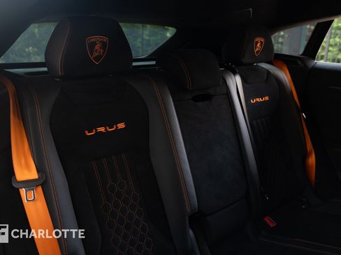 Used 2023 Lamborghini Urus Performante AWD/4WD image 40