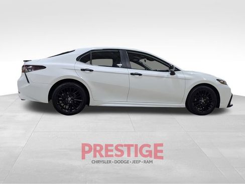 Used 2022 Toyota Camry SE image 5