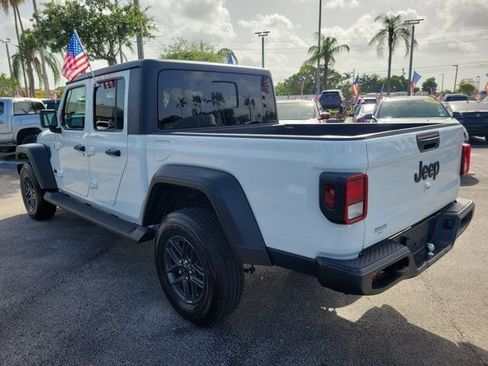 Certified 2025 Jeep Gladiator Sport AWD/4WD image 5