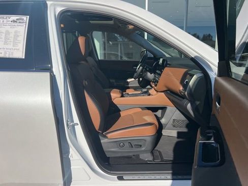 Used 2025 Nissan Pathfinder Platinum image 40