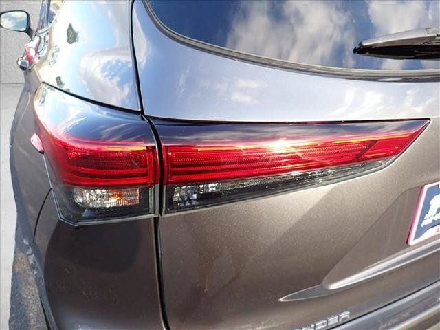 Used 2020 Toyota Highlander LE AWD/4WD image 12