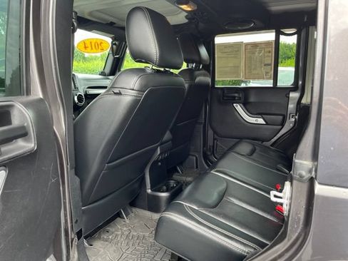 Used 2014 Jeep Wrangler Unlimited Sahara w/ Connectivity Group AWD/4WD image 17