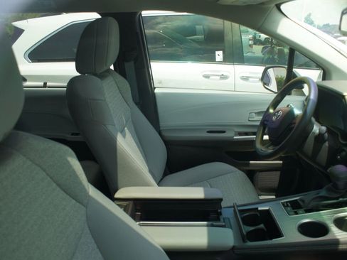 Used 2025 Toyota Sienna LE FWD image 4