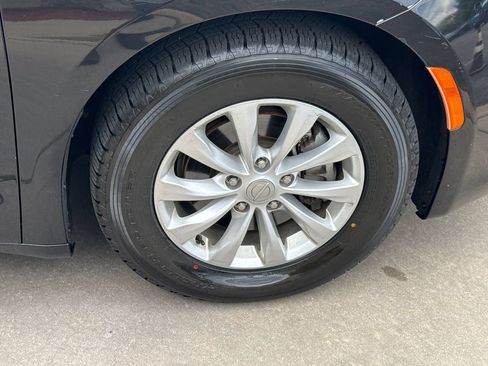 Used 2018 Chrysler Pacifica Touring Plus FWD image 13