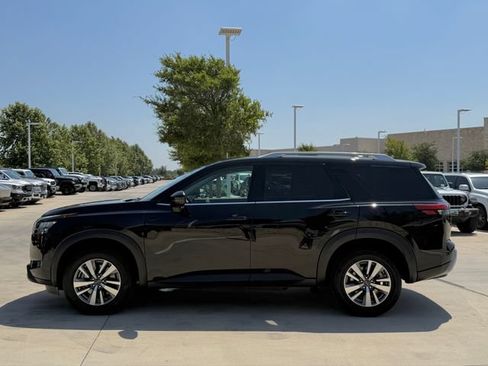 Used 2025 Nissan Pathfinder SL FWD image 8