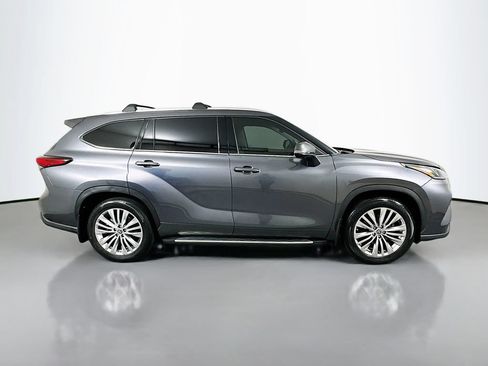 Used 2023 Toyota Highlander Platinum FWD image 4