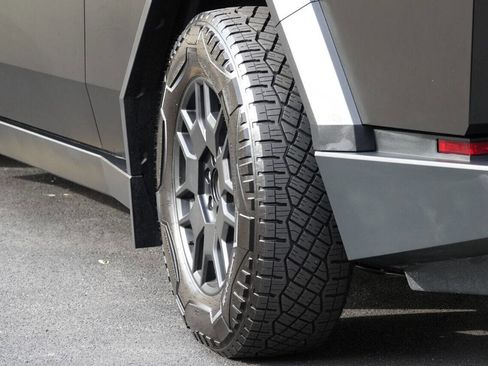 Used 2024 Tesla Cybertruck AWD Crew Cab image 75