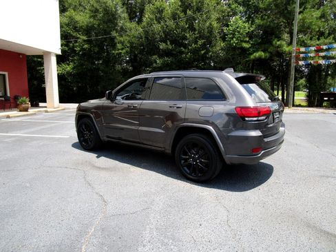 Used 2020 Jeep Grand Cherokee Altitude image 3