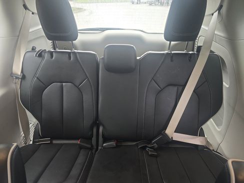 Used 2024 Chrysler Pacifica Limited FWD image 25