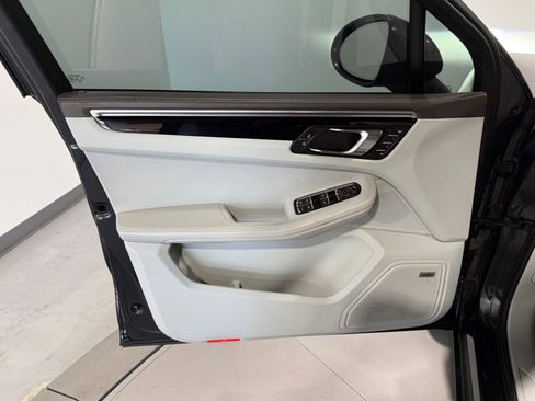 Used 2021 Porsche Macan AWD/4WD image 31