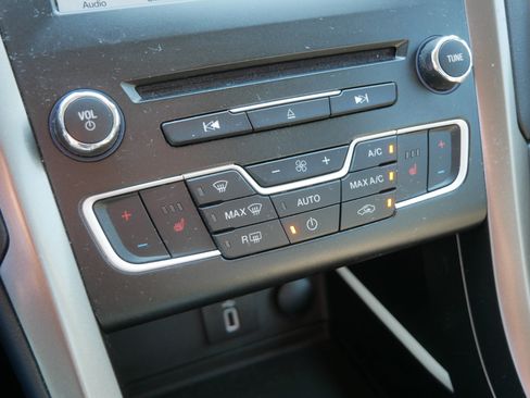 Used 2017 Ford Fusion SE w/ Fusion SE Technology Package FWD image 27