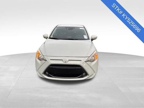 Used 2019 Toyota Yaris L image 2