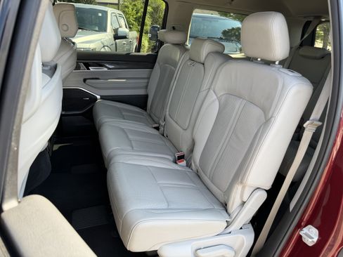 Used 2022 Jeep Wagoneer Series II AWD/4WD image 32
