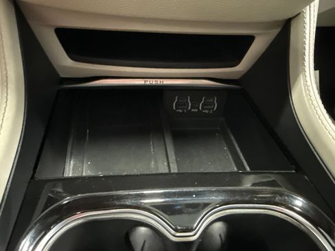Used 2023 Chrysler Pacifica Limited FWD image 43
