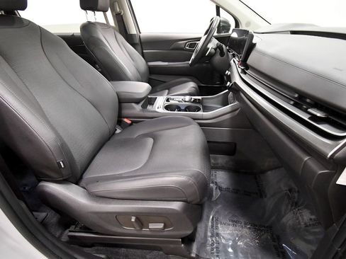 Used 2025 Kia Carnival SX Prestige image 23