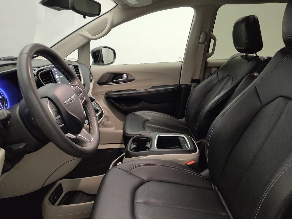 Used 2024 Chrysler Pacifica Touring-L FWD image 17
